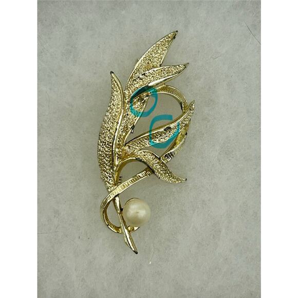 Vtg Gold Tone Faux Pearl Brooch. - Picture 3 of 3